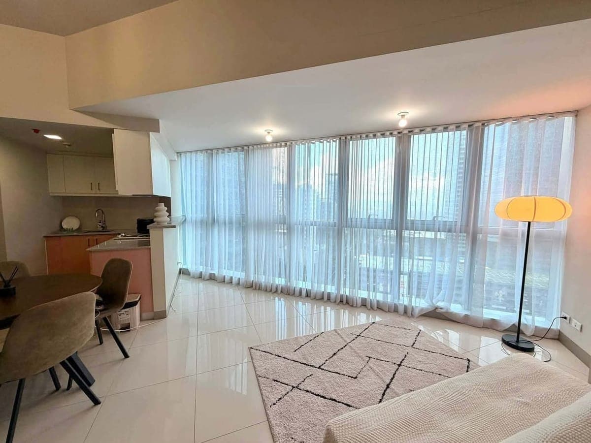 FOR LEASE: 1 Executive Bedroom Unit with Maid’s Room in Uptown Parksuites Tower 2 BGC - photo 3