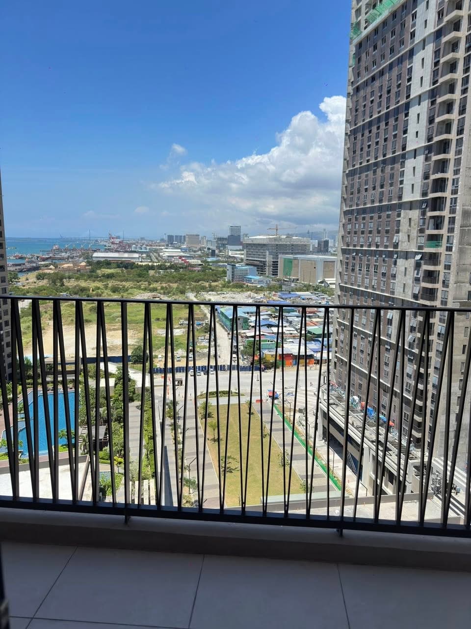 1 BR CORNER FOR RENT ₱40k Include Condo dues ( 57.23 sqm) with extra room - photo 1