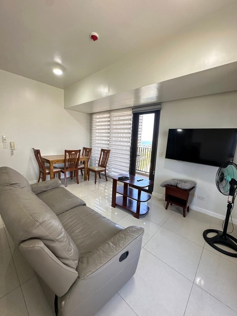 1 BR CORNER FOR RENT ₱40k Include Condo dues ( 57.23 sqm) with extra room - photo 3