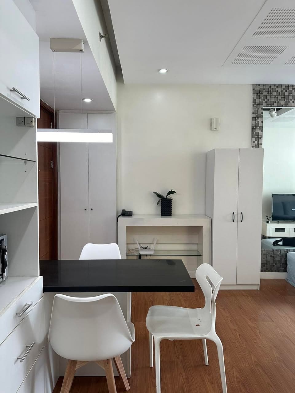 Fully Furnished 1 Bedroom Condo For Rent Marco Polo Nivel Hills Lahug Cebu City @Php 32,000 only include condo dues - photo 3