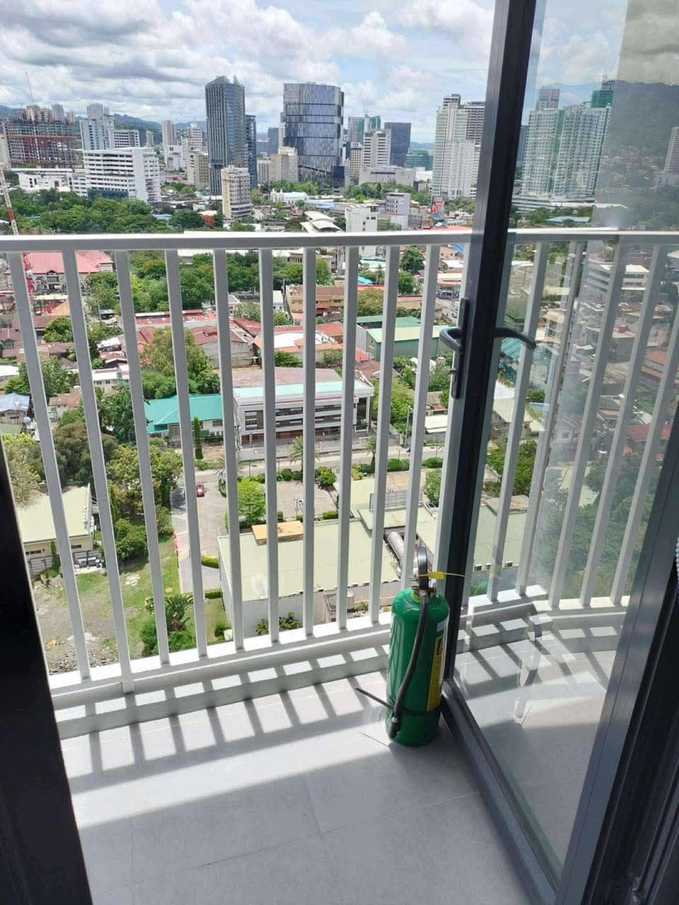 🏙️ FOR RENT: Fully Furnished Studio Unit with Balcony - photo 1