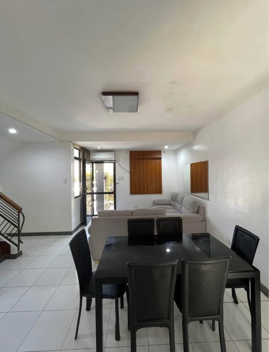 3 bedrooms upstairs - 2 Bathrooms - photo 1