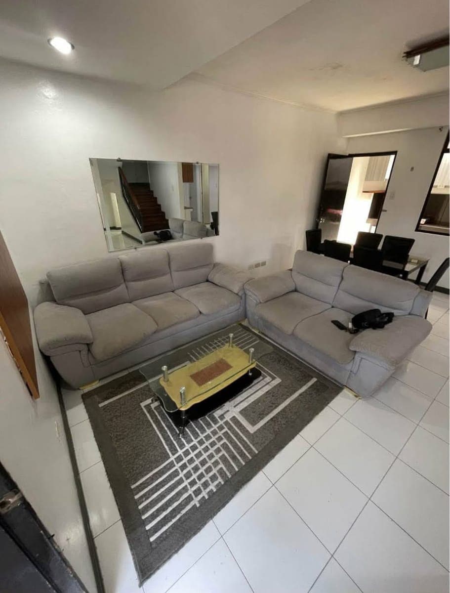 3 bedrooms upstairs - 2 Bathrooms - photo 2