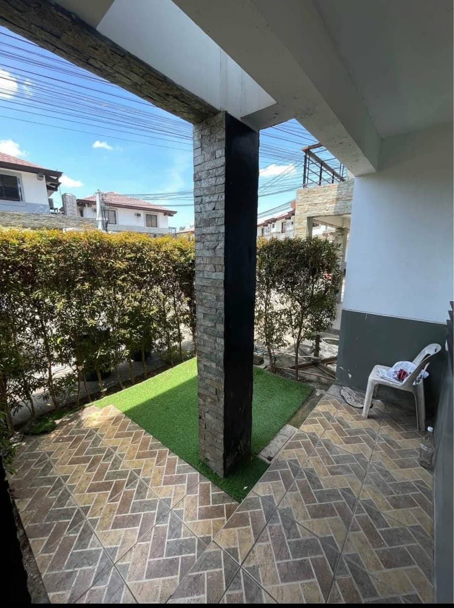 3 bedrooms upstairs - 2 Bathrooms - photo 4