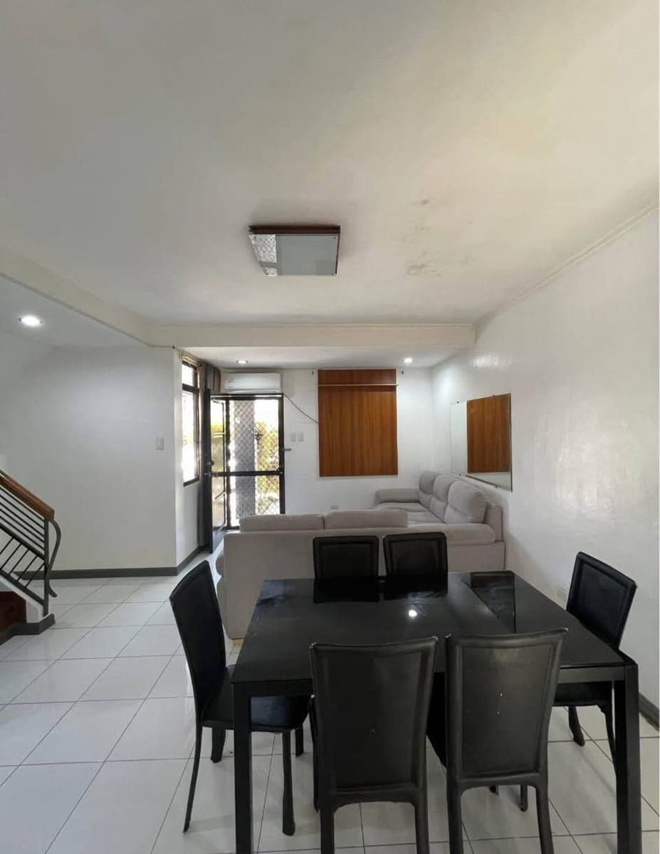 3 bedrooms upstairs - 2 Bathrooms - photo 5