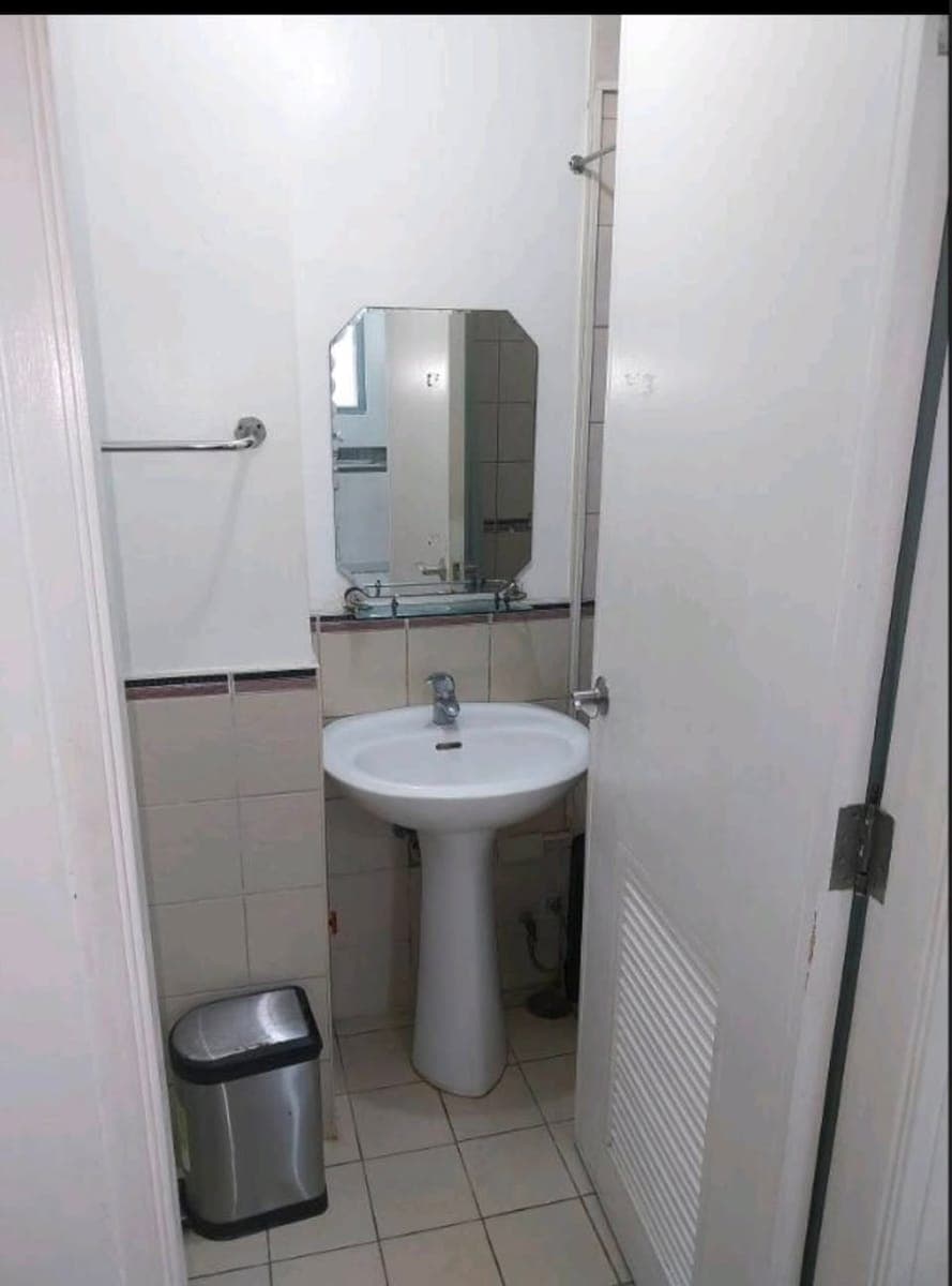 • FOR RENT!  Available now in Ermita Manila. - photo 5