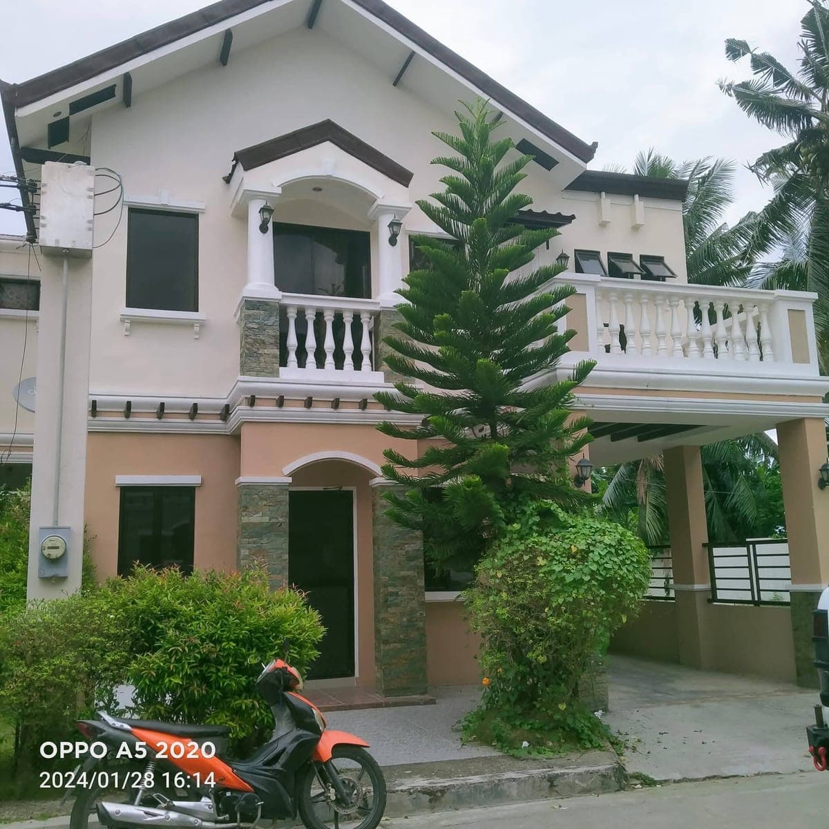 FOR RENT or SALE ELEGANT AND SPACIOUS  HOUSE AND LOT INSIDE THE HIGH END SUBDIVISION WITH A GREAT OC... - photo 1