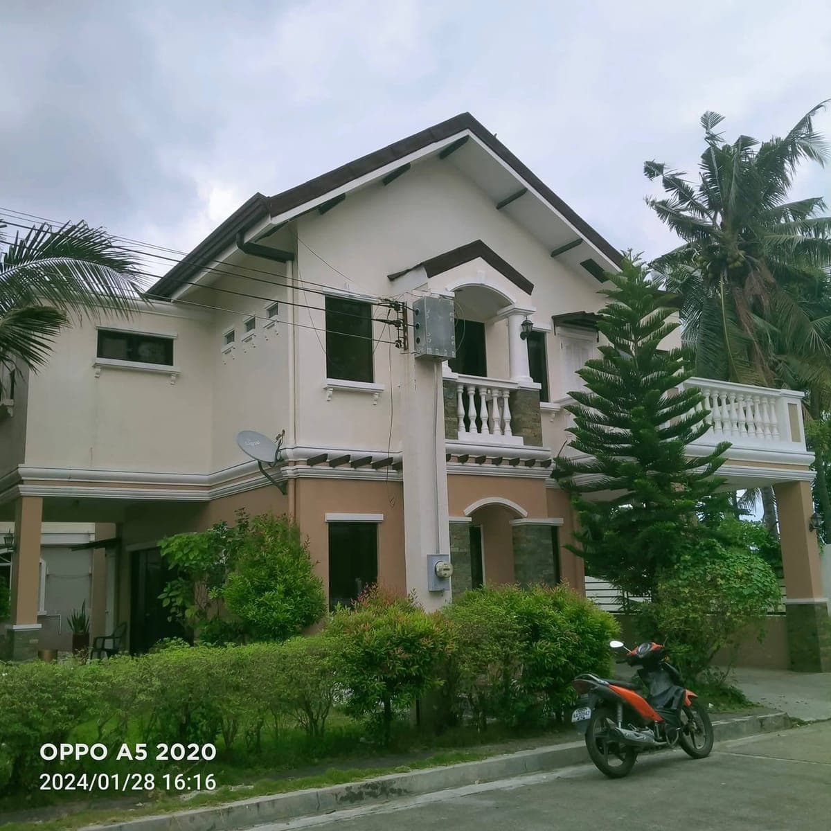 FOR RENT or SALE ELEGANT AND SPACIOUS  HOUSE AND LOT INSIDE THE HIGH END SUBDIVISION WITH A GREAT OC... - photo 2