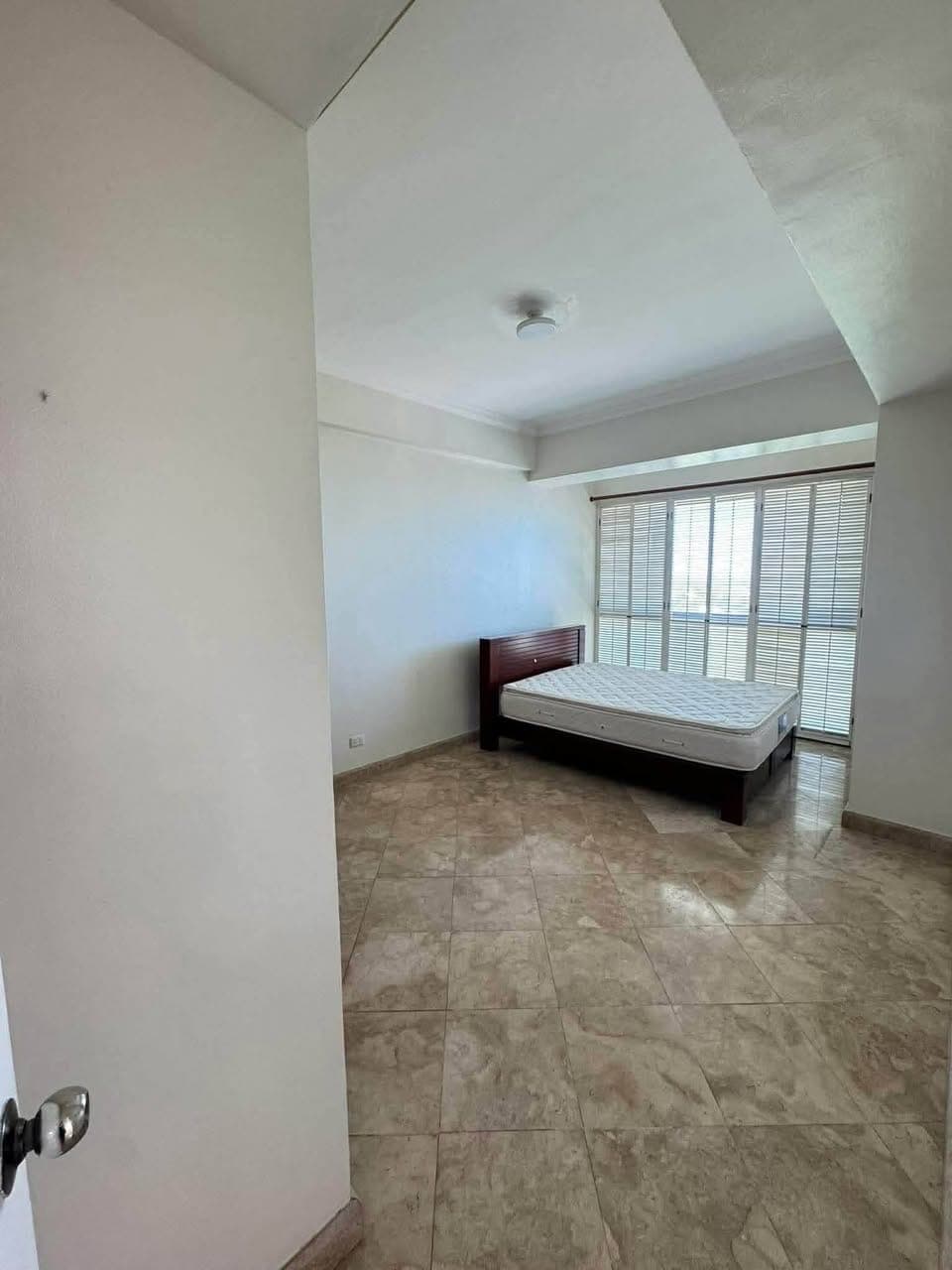🌇 𝐅𝐎𝐑 𝐑𝐄𝐍𝐓: 3-Bedroom Semi-Furnished Unit for Rent in City Lights, Lahug, Cebu City - photo 4