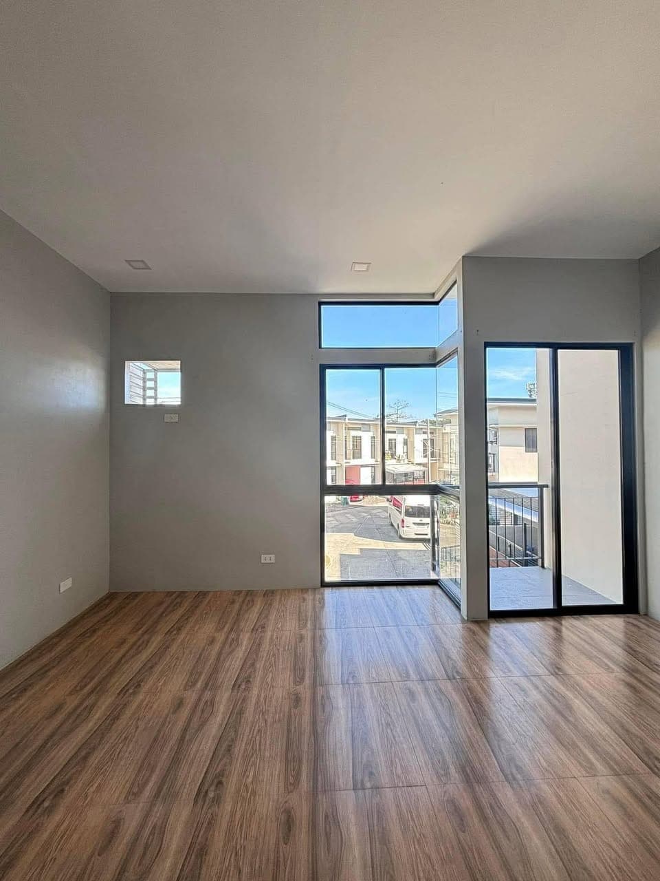 FOR RENT TOWNHOUSE in South Verdana - photo 1