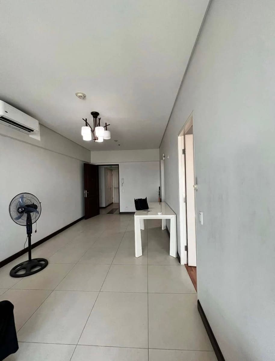 Two Serendra, Semi-Furnished, 1BR** FOR RENT ** - photo 1