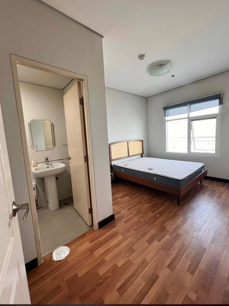 Two Serendra, Semi-Furnished, 1BR** FOR RENT ** - photo 3