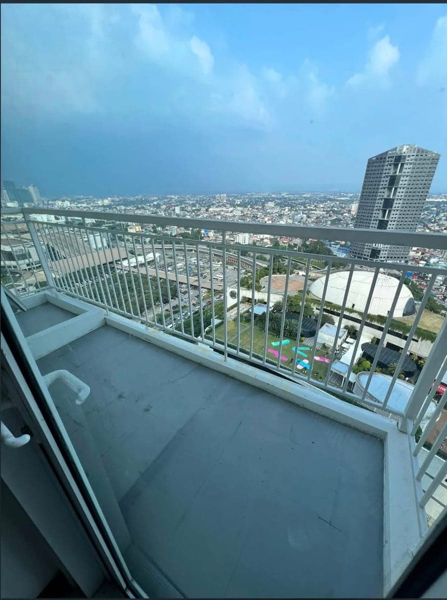 Two Serendra, Semi-Furnished, 1BR** FOR RENT ** - photo 4
