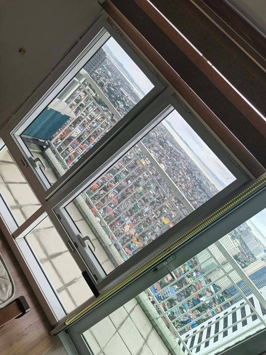 For Lease/Sale: Fully furnished Semi Penhouse  2 bedroom Unit at Red Oak Serendra BGC - photo 2