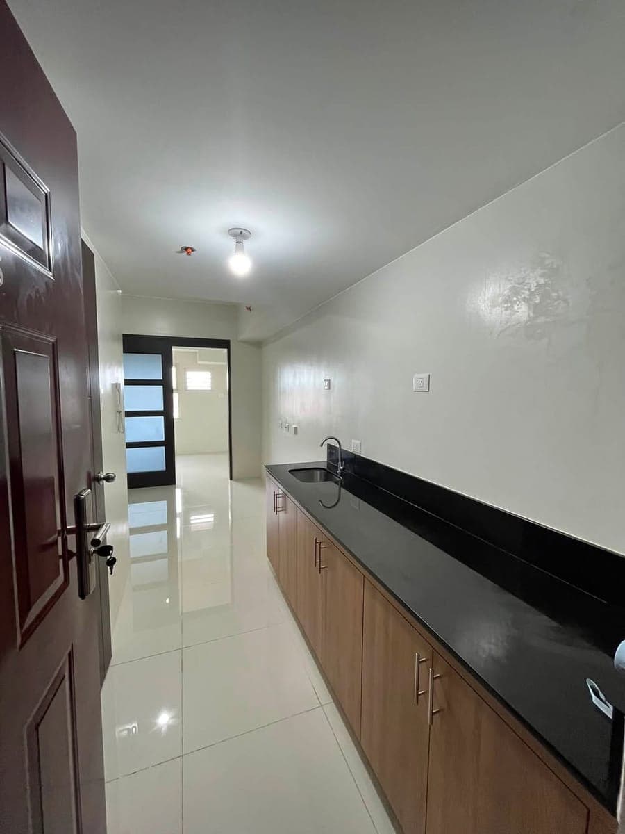 1 Unit Available BARE for Rent at Ridgewood Premier Taguig 10 minutes going BGC - photo 1