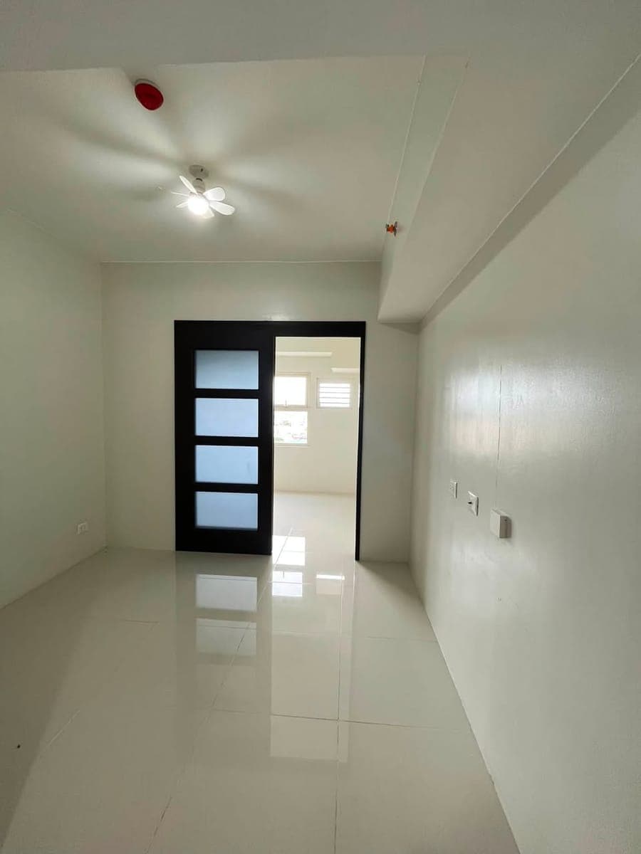 1 Unit Available BARE for Rent at Ridgewood Premier Taguig 10 minutes going BGC - photo 2