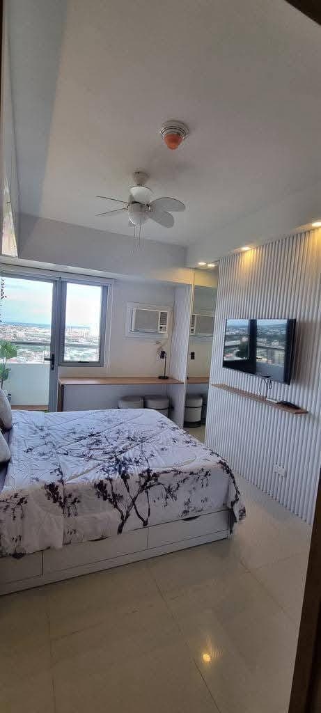 TAFT EAST GATE CONDO - photo 4