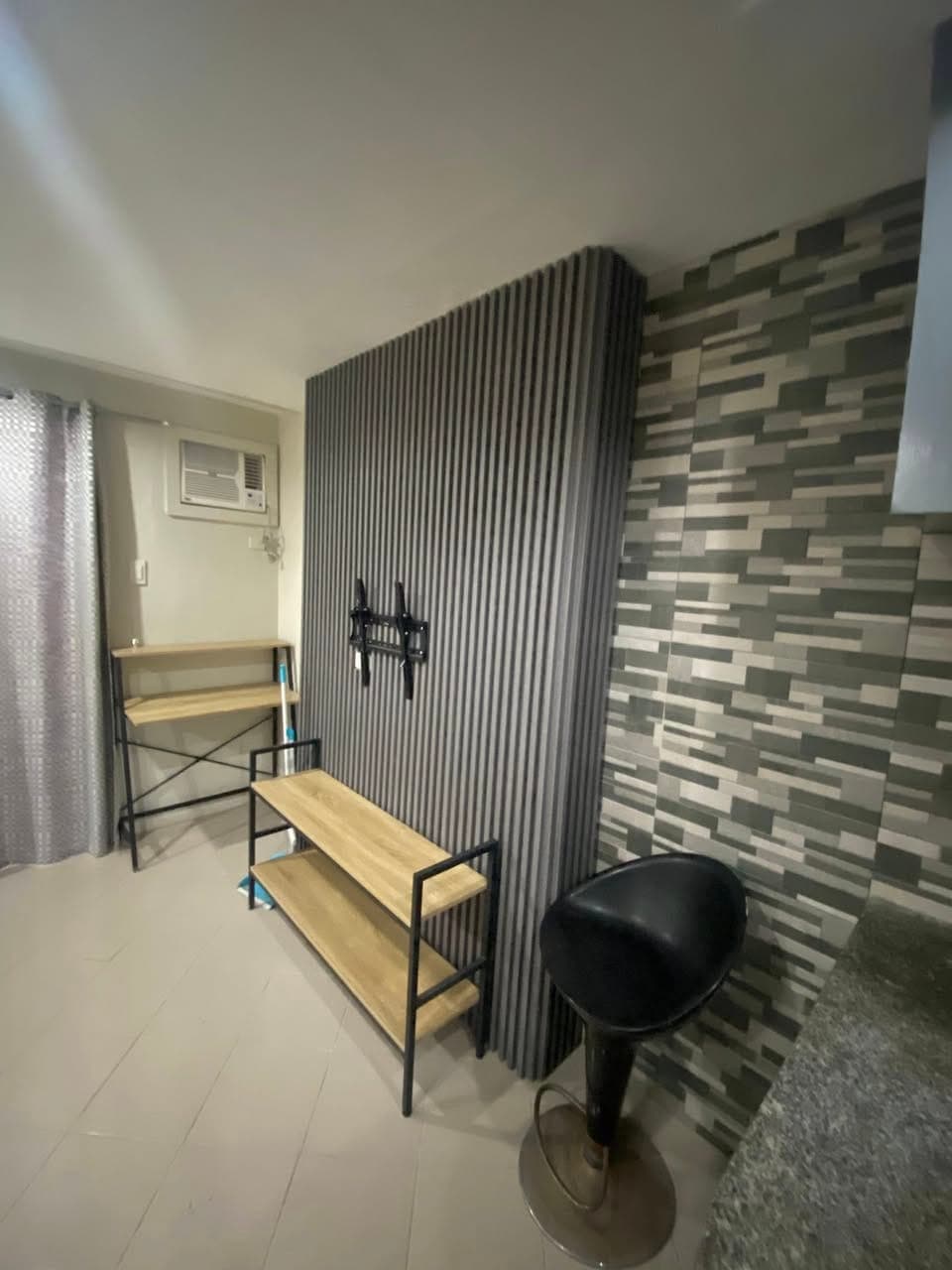 🏢✨ FOR RENT: Furnished Studio Unit with Balcony ✨🏢 - photo 3