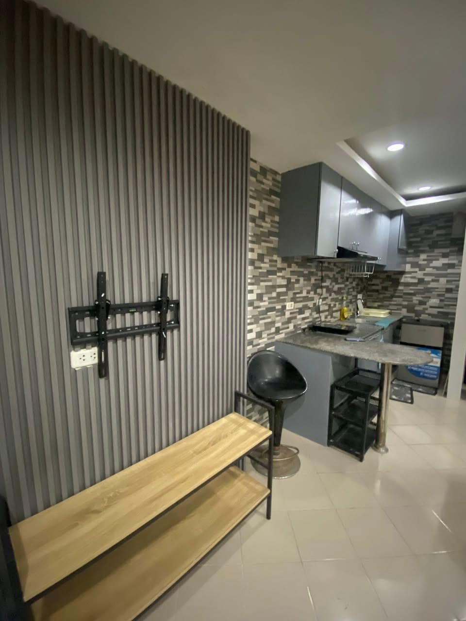 🏢✨ FOR RENT: Furnished Studio Unit with Balcony ✨🏢 - photo 4