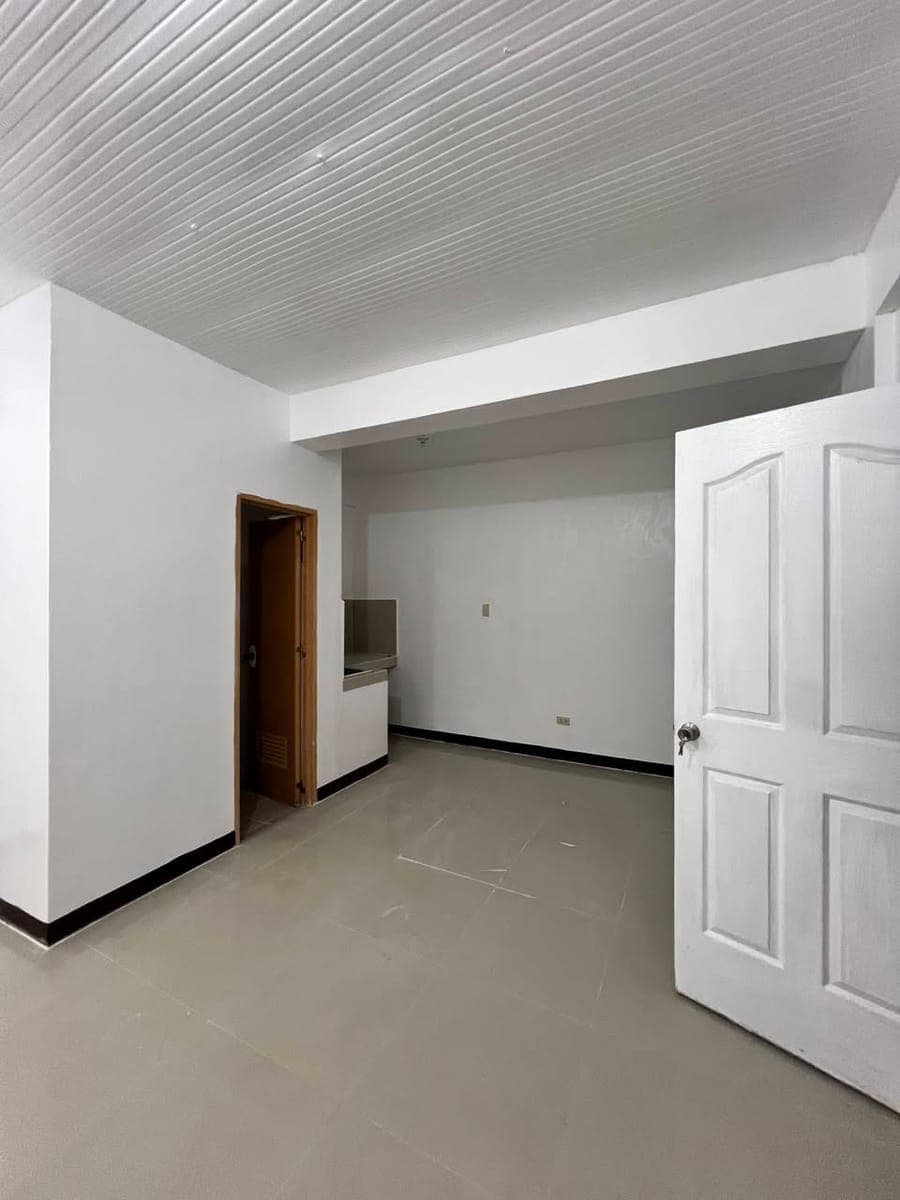 Room for rent available - photo 3