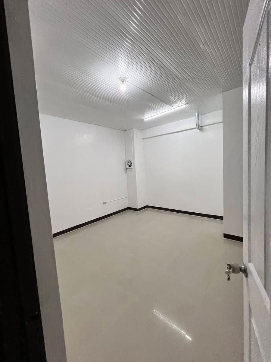 Room for rent available - photo 4