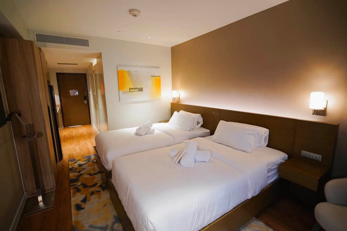 🏡 FOR LONG-TERM LEASE | FULLY FURNISHED | HOTEL LIVING - photo 1
