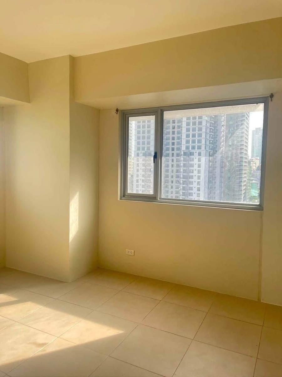 Avida Towers 34th St BGC Bare Corner End /11Th Floor/ Unit 40.68 SQM | 27,500.00 Per Month - photo 2