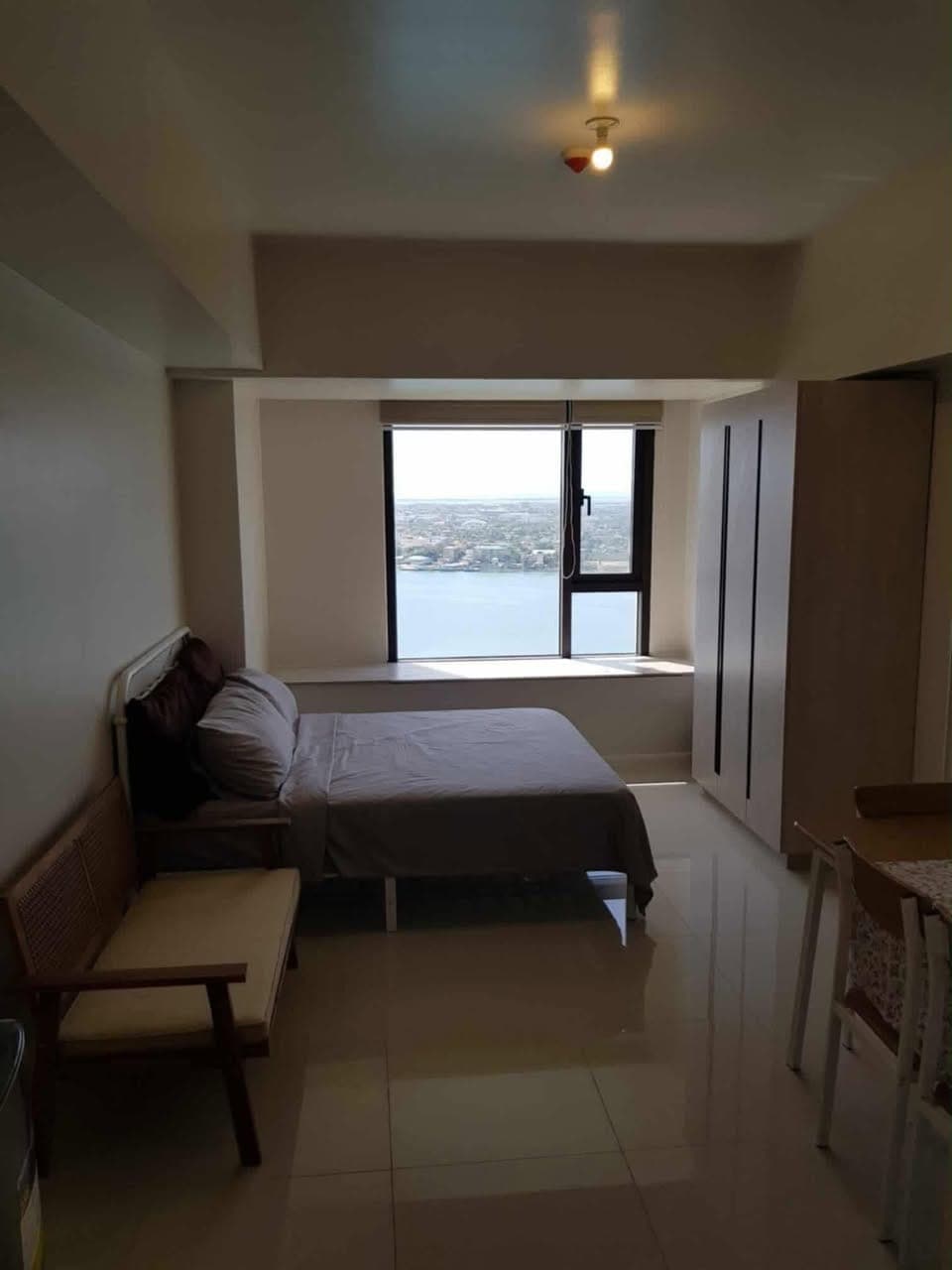 ‼️👉DL✨FULLY FURNISHED STUDIO UNIT FOR RENT with Ocean-View🌊at Mandani Bay Suites Tower 2, 32nd Floor for Rent - photo 2