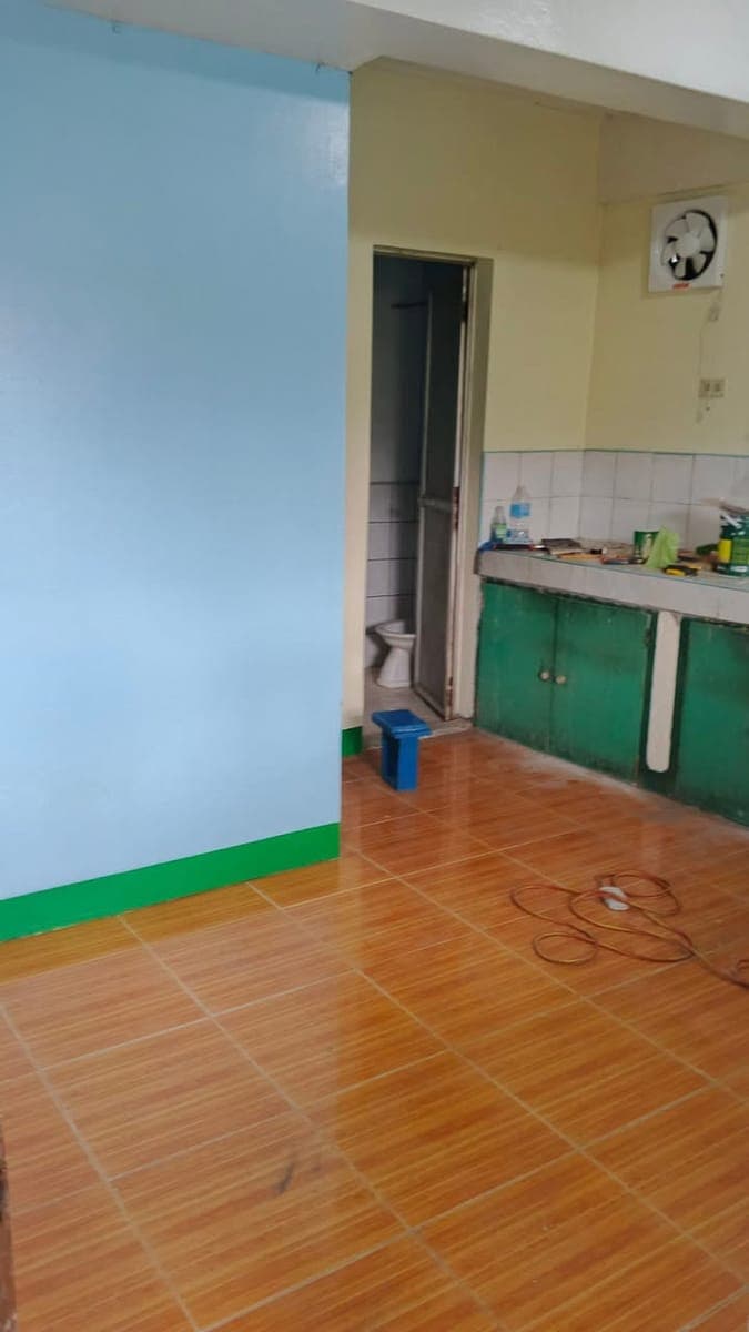 room for rent available 2nd floor. - photo 1