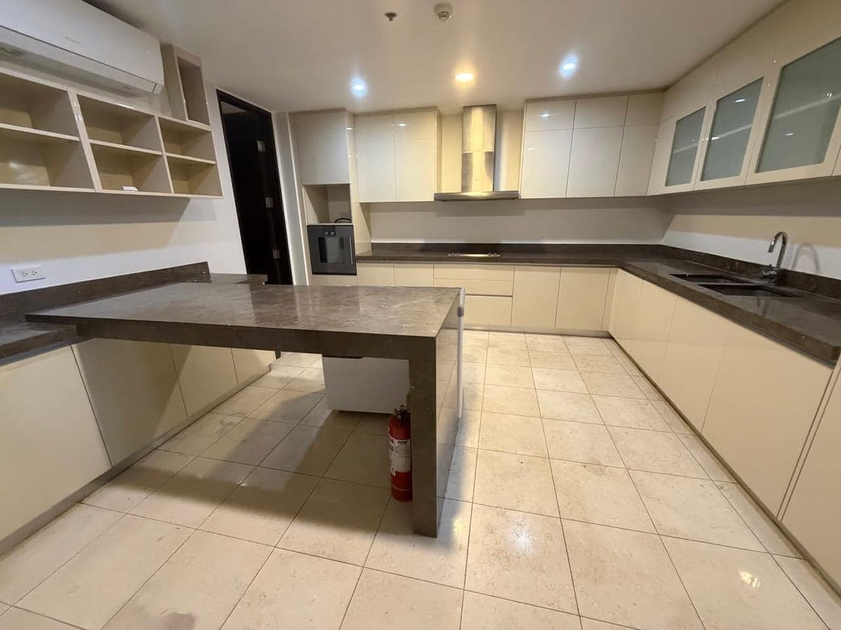 # **🏙️ Luxury 4-Bedroom Residence for Lease** - photo 5