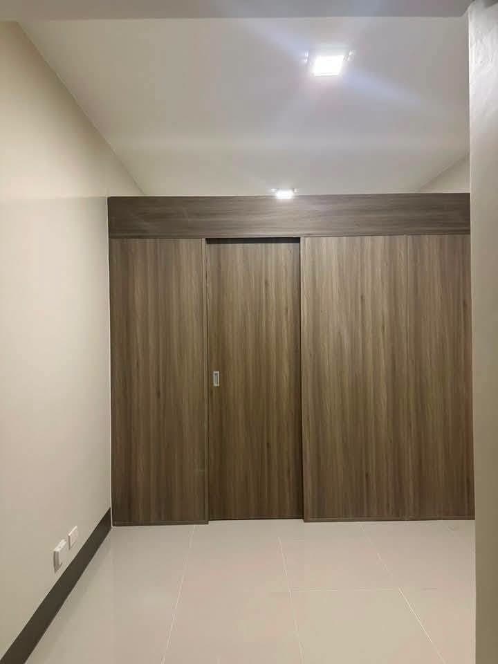 AVAILABLE FOR RENT-  1- Bedroom unit with Balcony ( Newly Turne Over) - photo 2