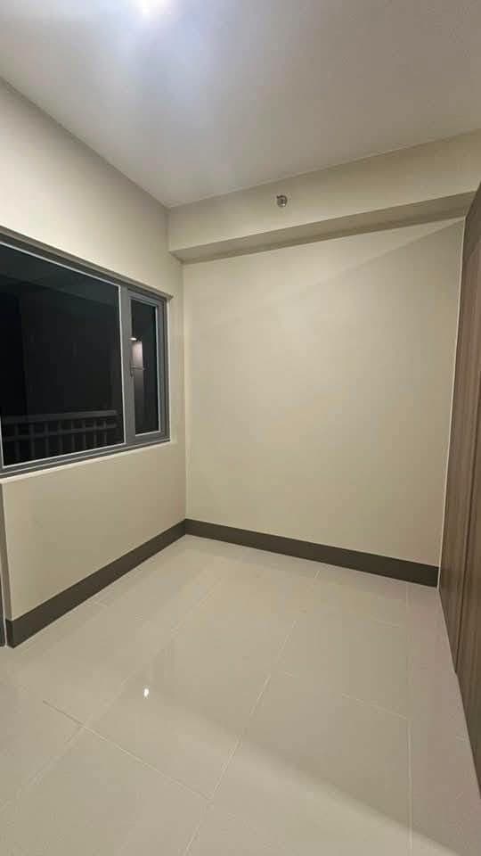 AVAILABLE FOR RENT-  1- Bedroom unit with Balcony ( Newly Turne Over) - photo 5