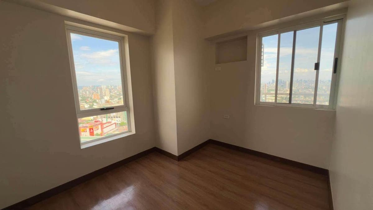 ⭐️ 3BR BARE UNIT w/PARKING at QC - photo 1