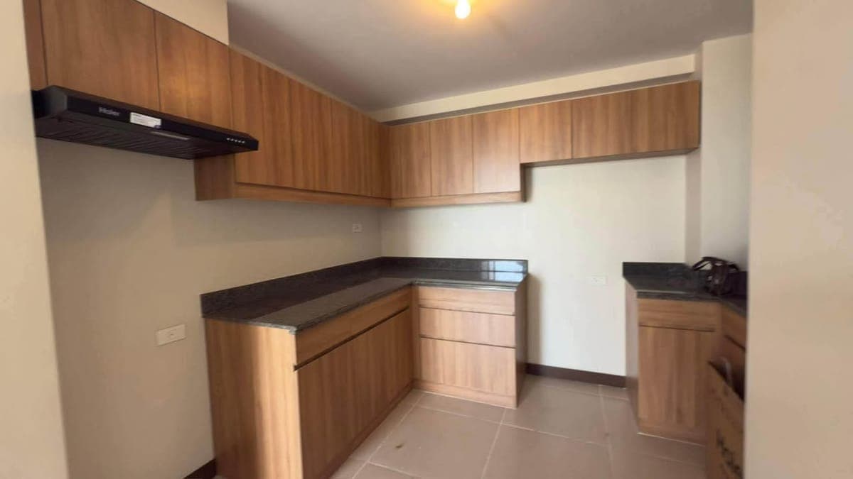 ⭐️ 3BR BARE UNIT w/PARKING at QC - photo 2