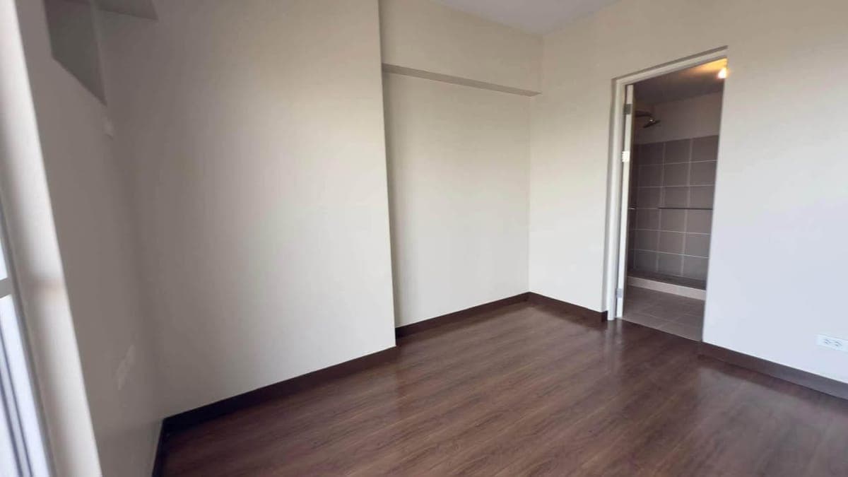 ⭐️ 3BR BARE UNIT w/PARKING at QC - photo 3