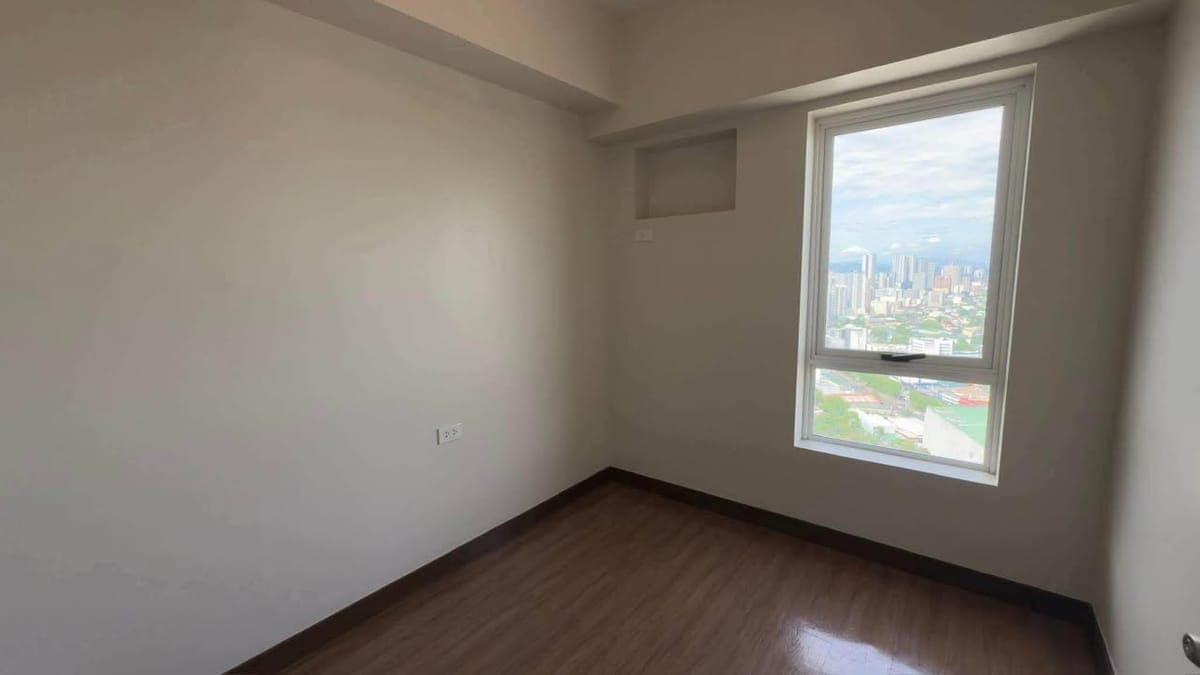 ⭐️ 3BR BARE UNIT w/PARKING at QC - photo 4