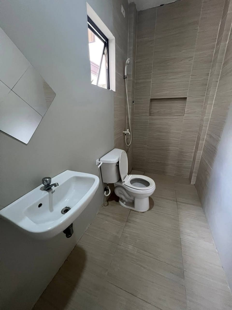 For Rent : 3BR Townhouse in Guadalupe, Cebu - photo 5
