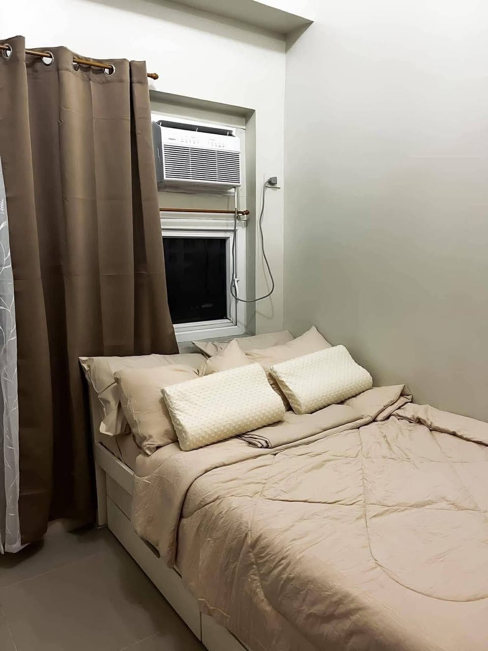 Condo near Ayala, Sm , Bonifacio District , Sarossa Hotel , PureGold, Robinson Supermarket Etc. - photo 2