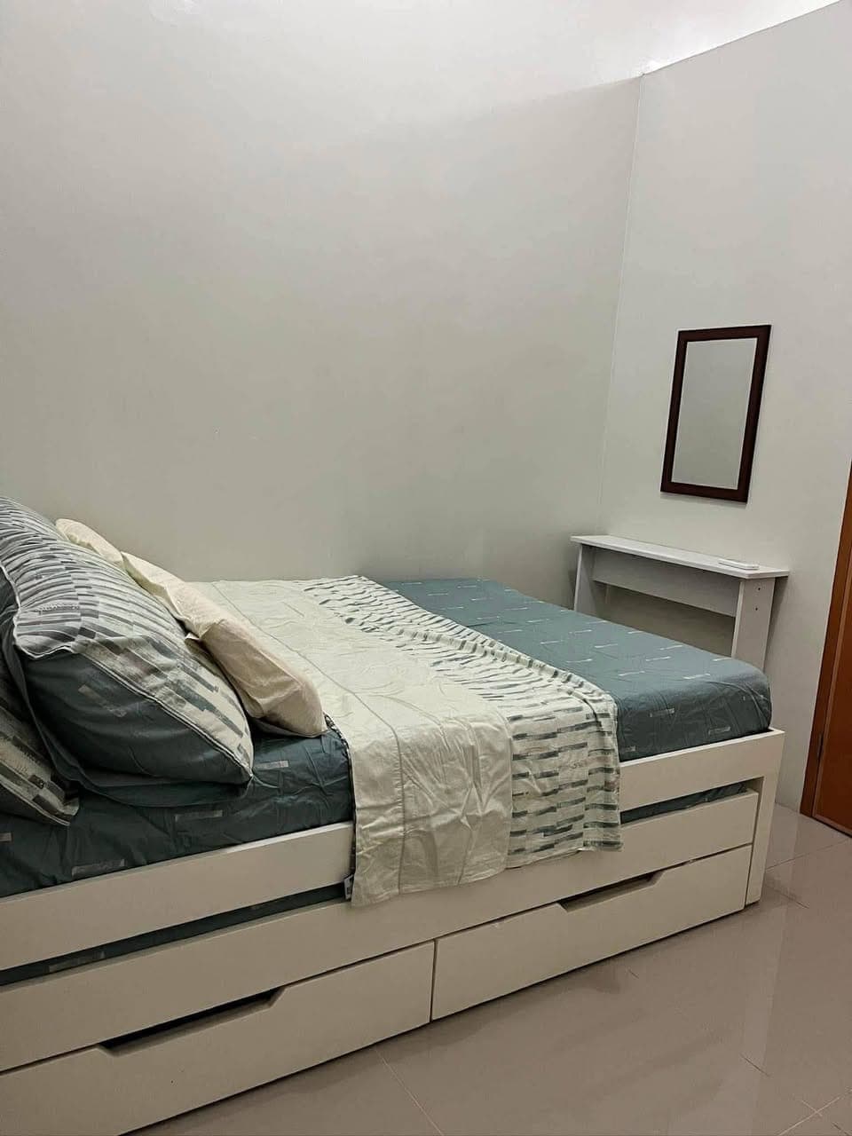 Condo near Ayala, Sm , Bonifacio District , Sarossa Hotel , PureGold, Robinson Supermarket Etc. - photo 1