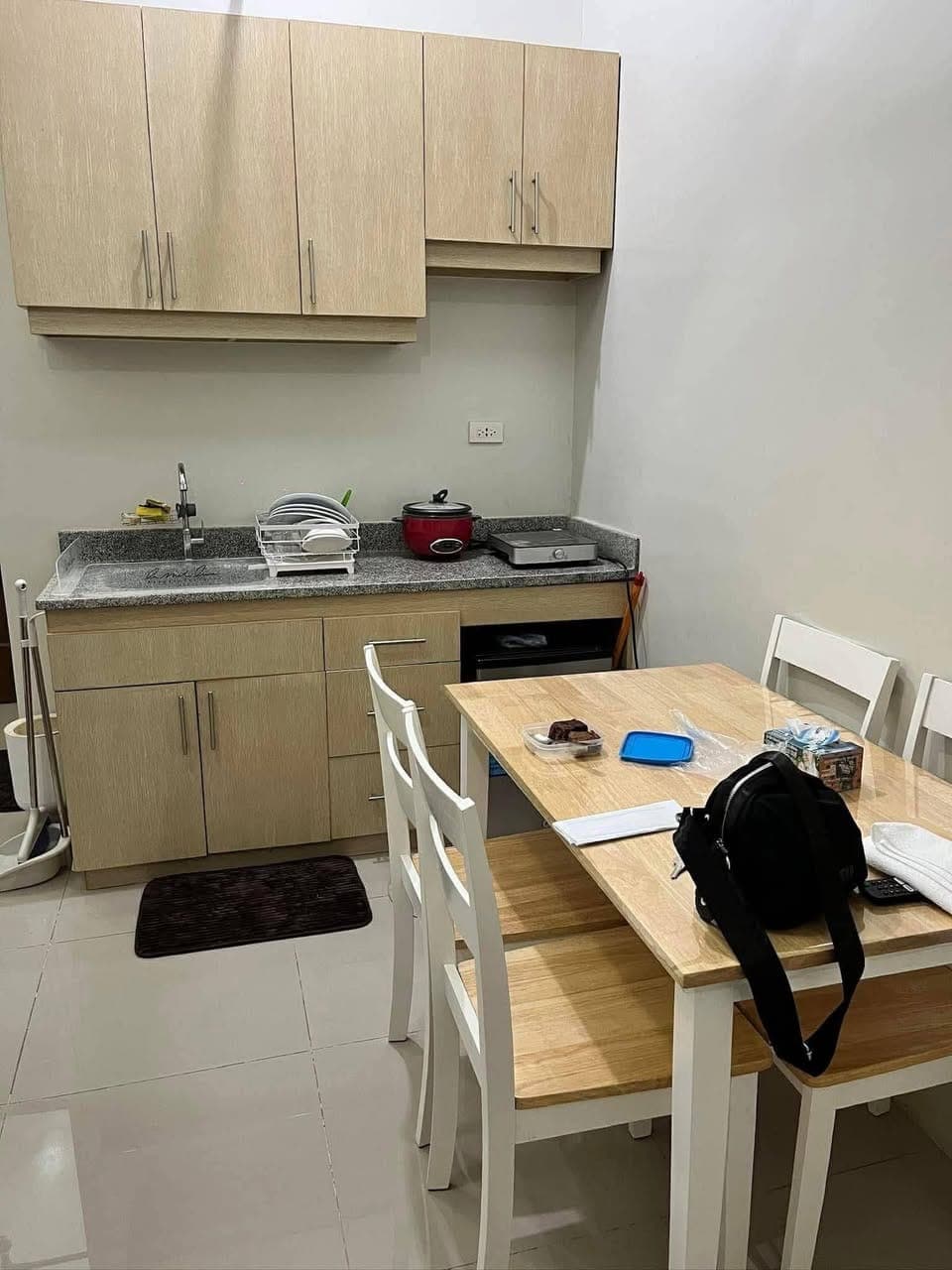 Condo near Ayala, Sm , Bonifacio District , Sarossa Hotel , PureGold, Robinson Supermarket Etc. - photo 4