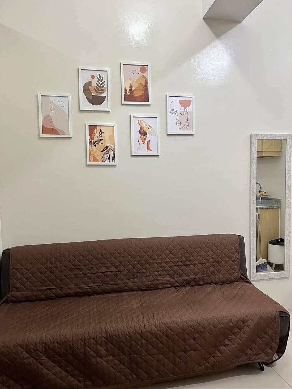 Condo near Ayala, Sm , Bonifacio District , Sarossa Hotel , PureGold, Robinson Supermarket Etc. - photo 5