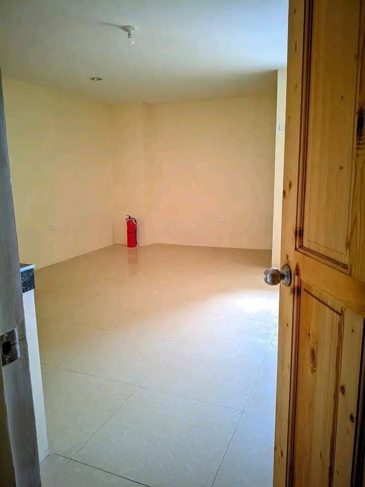 A spacious studio for rent in a clean, quiet  and secured environment near St. Martin's Cafe. - photo 2