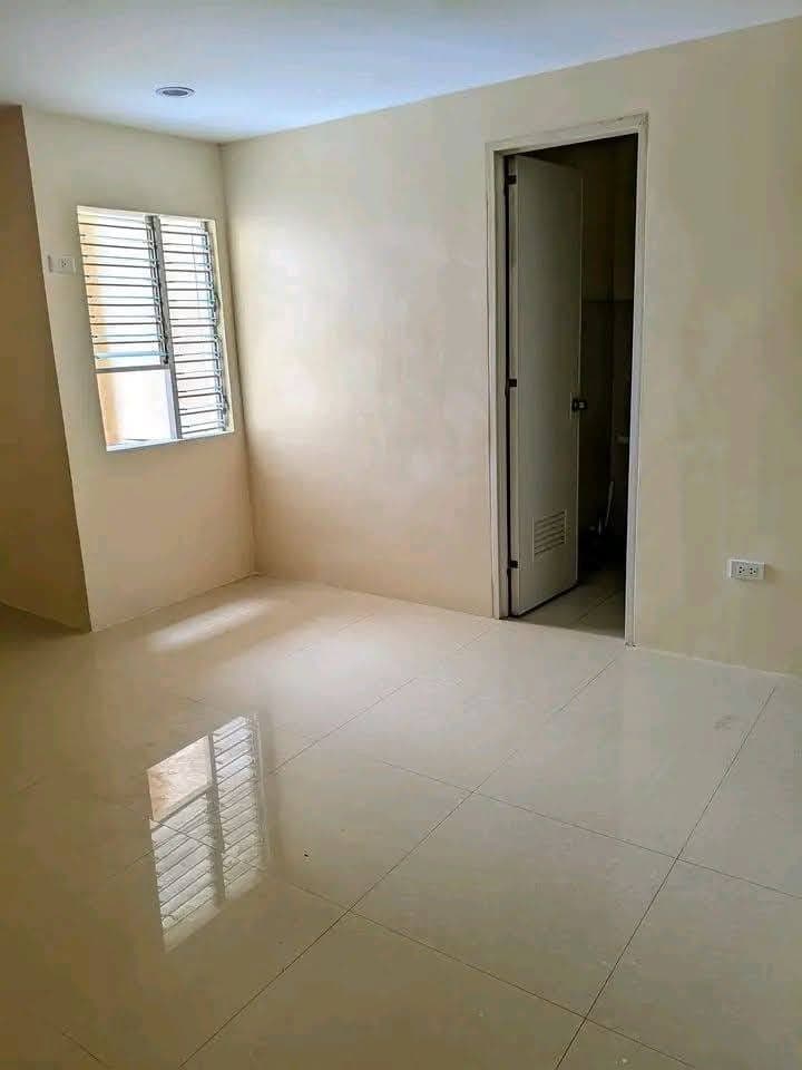A spacious studio for rent in a clean, quiet  and secured environment near St. Martin's Cafe. - photo 5