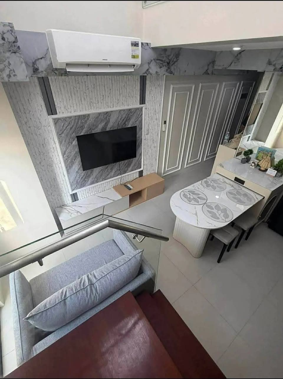 LOFT-TYPE PENTHOUSE FOR RENT - photo 2