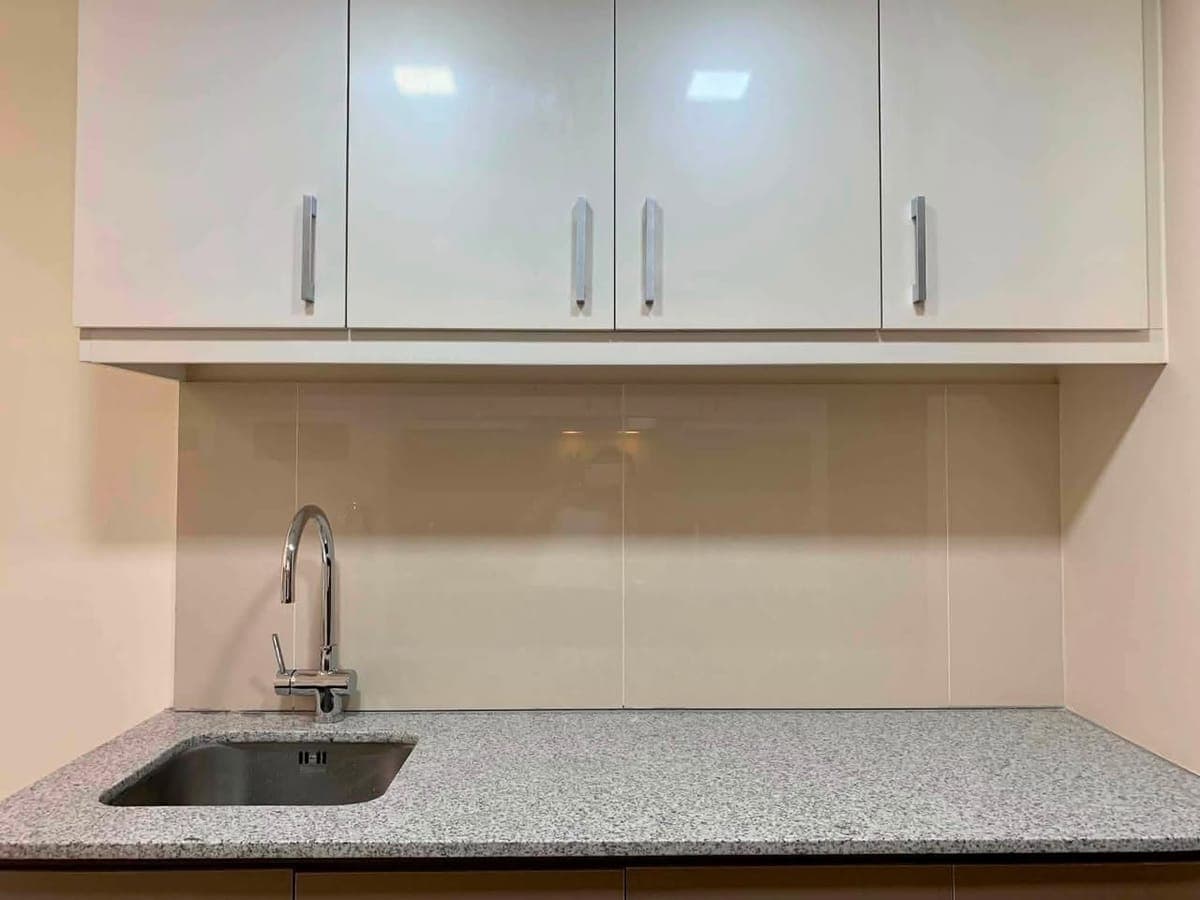 FOR RENT: Uptown Parksuites - photo 2