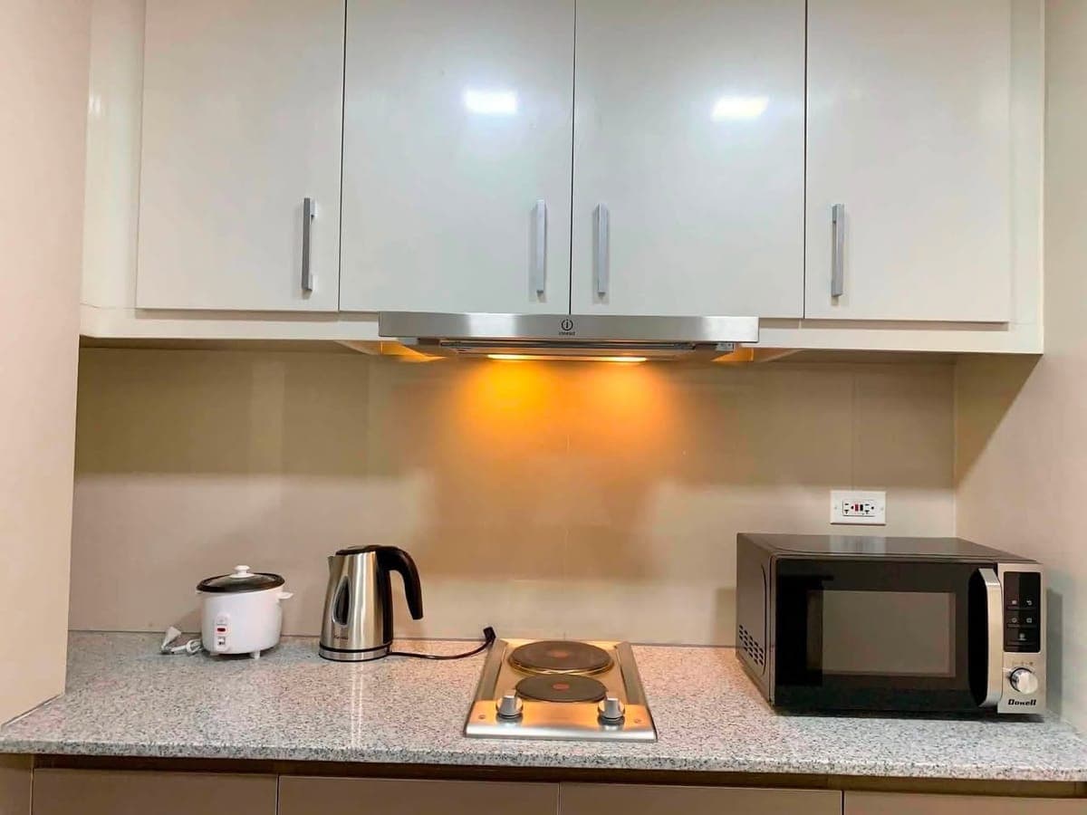 FOR RENT: Uptown Parksuites - photo 3