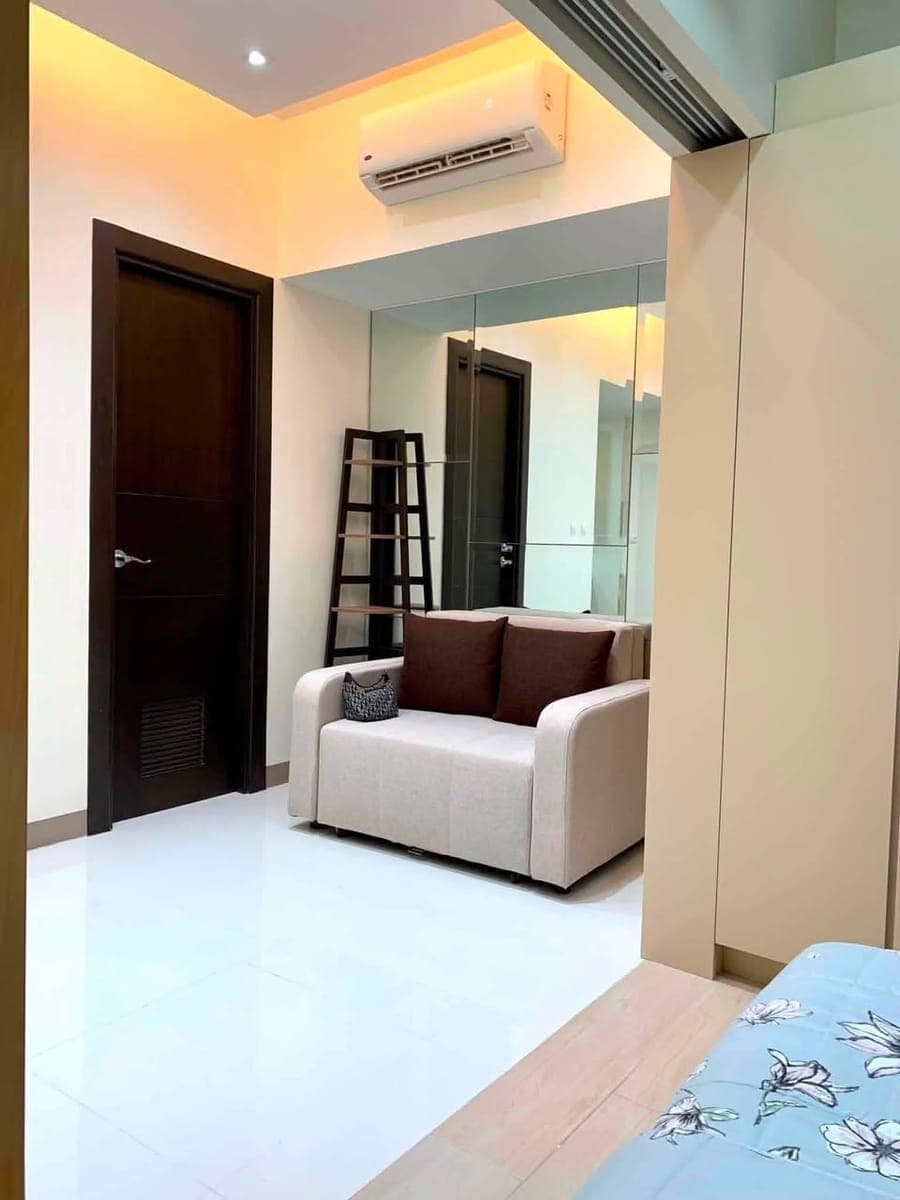 FOR RENT: Uptown Parksuites - photo 4