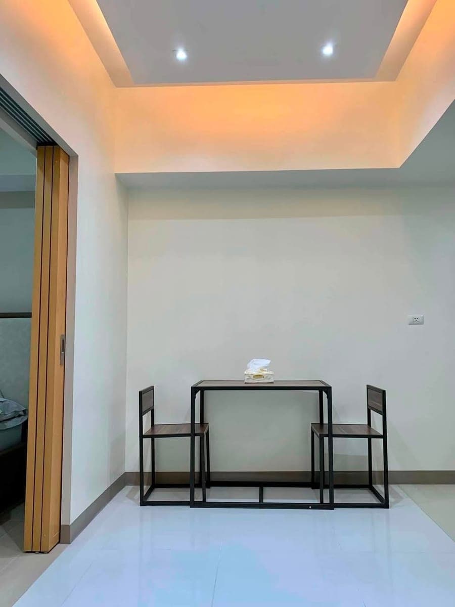 FOR RENT: Uptown Parksuites - photo 5