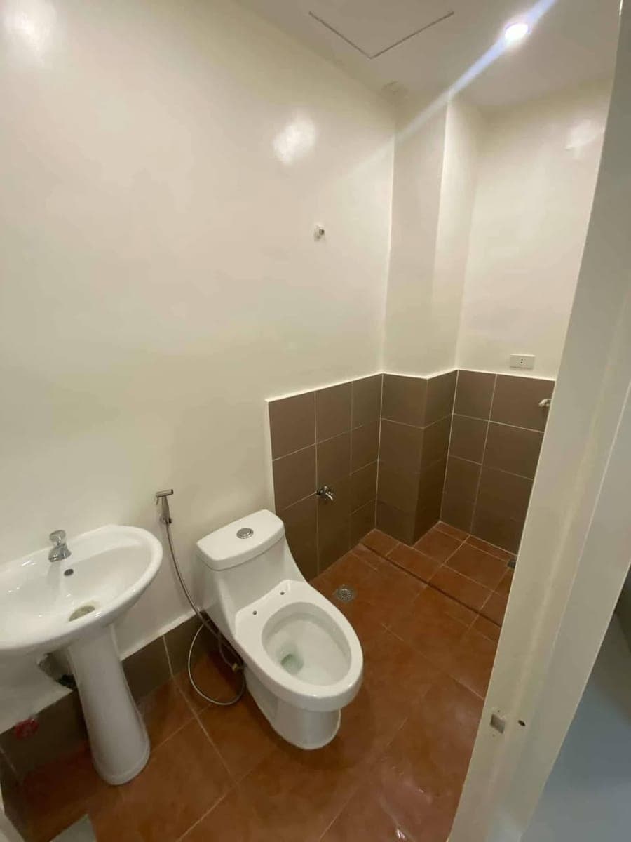 Available for long term rent in Victoria De Morato - Scout Borromeo St, cor Tomas Morato Ave, Quezon City. - photo 4