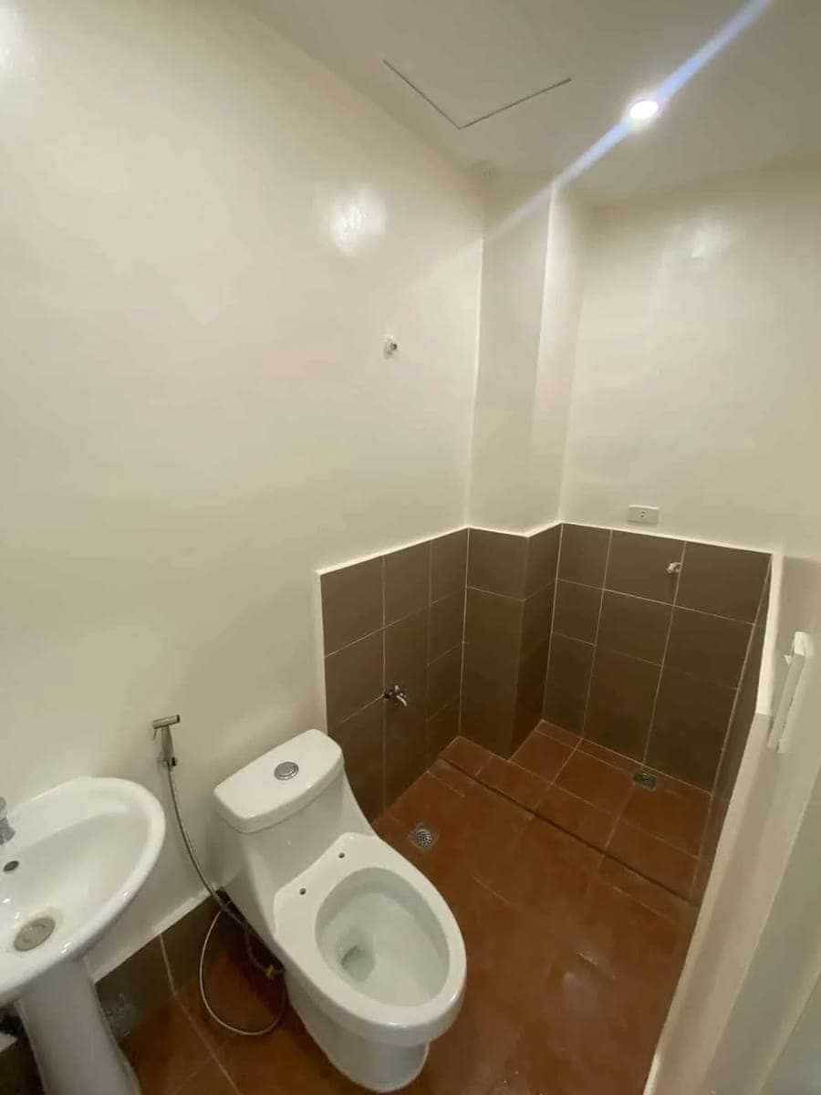 Available for long term rent in Victoria De Morato - Scout Borromeo St, cor Tomas Morato Ave, Quezon City. - photo 5
